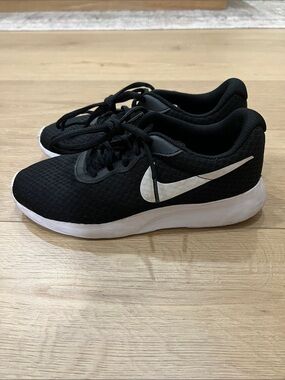 Nike women’s Black and White Tanjun Sneakers size 6